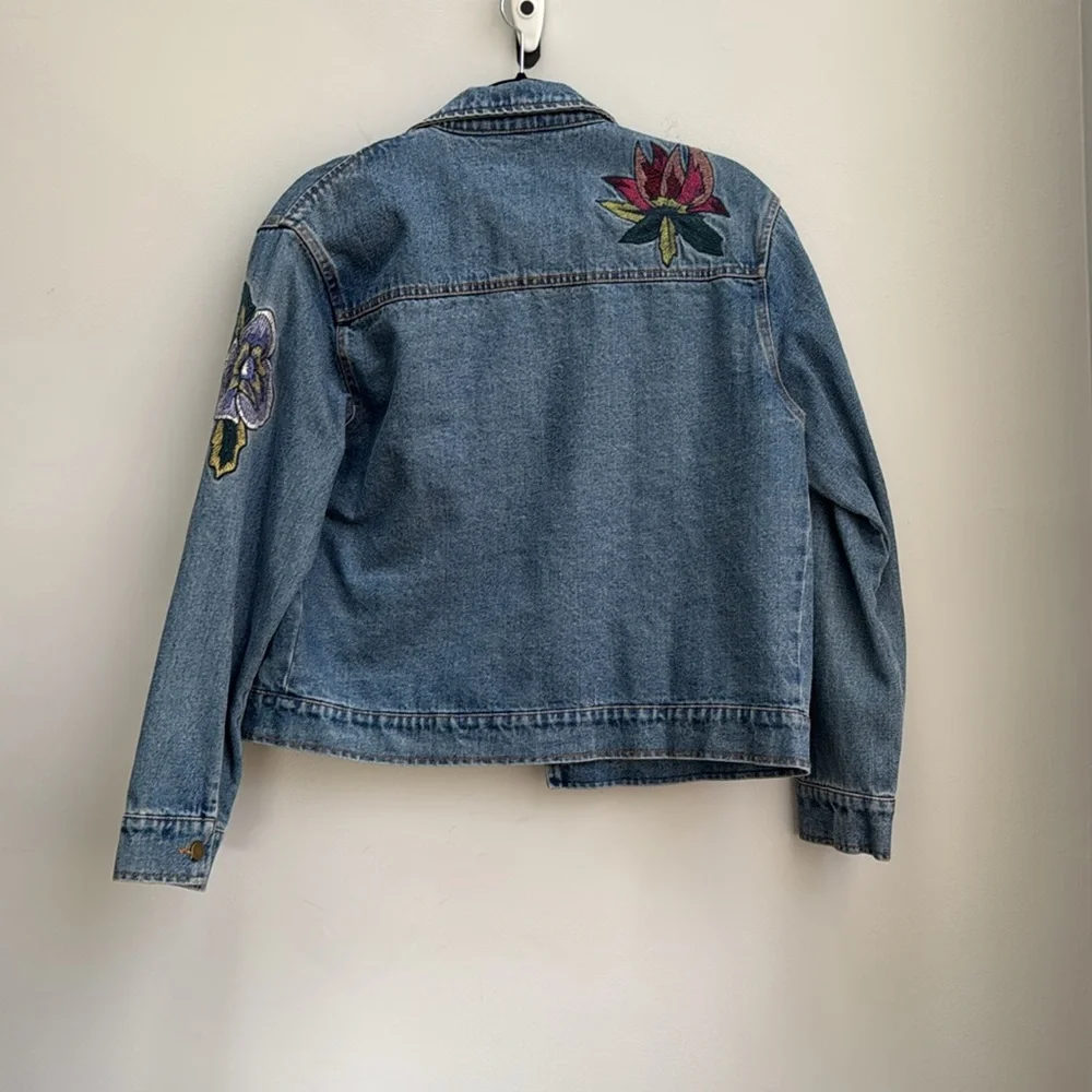 Embroidered floral denim jean jacket. Magnolia South Lizard Thicket. Size small. - Picture 9 of 11